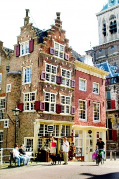 Gammelt og vakkert - 1500-tallshus med antikvitetsbutikk ved Stadthuis. Foto: © Delft Marketing Delft, Zuid-Holland, Sør-Nederland, Nederland