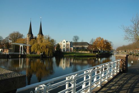 Oostport fra sent 1300-tall er fortsatt i førsteklasses stand. Foto: © Pieter Haringsma / www.picturesofholland.nl Oostport, Delft, Zuid-Holland, Sør-Nederland, Nederland