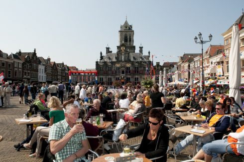 Markt er den gamle markedsplassen med rådhuset i den ene enden og Nieuwe Kerk i den andre. Foto: ImagePeople / Delft Marketing Markt, Delft, Zuid-Holland, Sør-Nederland, Nederland