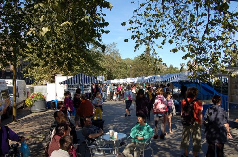 Fra det premierte og meget populære lørdagsmarkedet Farmers' Market ved festningen. Foto: © www.list.co.uk Farmers' Market, Edinburgh, Skottland, Storbritannia