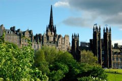 Edinburgh - Old Town sett fra Princes Street - det nygotiske bygget med de to høye tårnene var tidligere parlamentsbygning Edinburgh, Skottland, Storbritannia