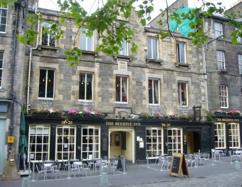 The Beehive Inn pub på Grassmarket, nedenfor festningen og The Royal Mile. Foto: Kim Traynor / Wikipedia The Beehive Inn, Edinburgh, Skottland, Storbritannia