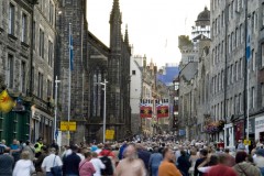 Festivaltilstander på Edinburghs Lawnmarket - katedralen St Giles' spir midt på bildet. Foto: © Edinburgh Inspiring Capital Lawnmarket, Edinburgh, Skottland, Storbritannia