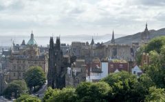 Edinburgh - gamlebyen med fjordarmen Firth of Forth i bakgrunnen - sett fra festningen. Foto: © Edinburgh Inspiring Capital Edinburgh, Skottland, Storbritannia