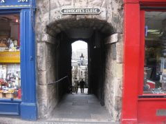 Edinburgh - slik ser Advocate's Close ut fra The Royal Mile, vis-à-vis katedralen. Foto: © edinburghphototrail Advocate's Close, The Royal Mile, Edinburgh, Skottland, Storbritannia