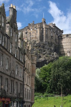 Edinburgh Castle sett fra Grassmarket, som ble ryddet og utbygd på 1400-tallet. Foto: Bob Jones / Wikipedia Grassmarket, Castle Hill, Edinburgh, Skottland, Storbritannia