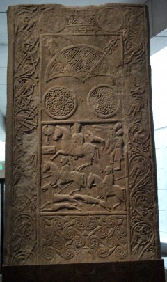 I Edinburghs National Museum of Scotland kan du blant annet se den piktiske Cadboll Stone fra 500-800-tallet. Foto: Johnbod / Wikipedia Cadboll Stone, National Museum of Scotland, Edinburgh, Skottland, Storbritannia