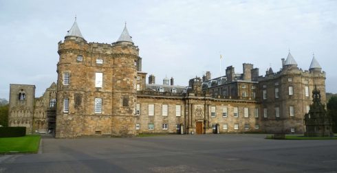Holyrood Palace, nederst i The Royal Mile, er åpent for publikum når de kongelige ikke bor her. Foto: Kim Traynor / Wikipedia Holyrood Palace, Edinburgh, Skottland, Storbritannia