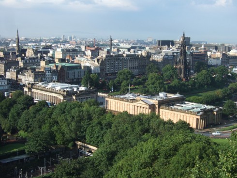 The Mound mellom Old og New Town med The National Gallery og The Scottish Academy Foto: © edinburghphototrail The Mound, Edinburgh, Skottland, Storbritannia