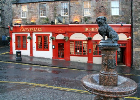Greyfriars Bobby's Bar med den trofaste hunden Bobby på søyle. Foto: © peter.stubbs@edinphoto.org.uk Greyfriars Bobby's Bar, Edinburgh, Skottland, Storbritannia
