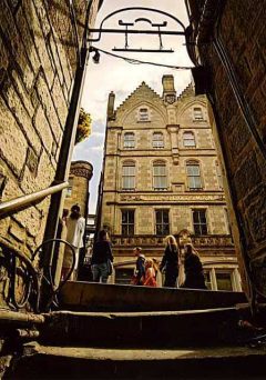 Edinburgh Old Towns Anchor Close ligger litt nedenfor katedralen. Foto: © peter.stubbs@edinphoto.org.uk Old Town, Anchor Close, Edinburgh, Skottland, Storbritannia