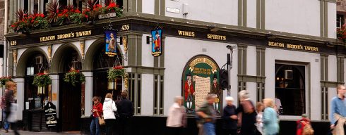 Deacon Brodies er en populær pub på Lawnmarket. Foto: © Deacon Brodies Tavern in Royal Mile Edinburgh 2012 Deacon Brody, Lawnmarket, Edinburgh, Skottland, Storbritannia