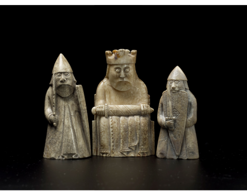The Lewis Chessmen - funnet på øya Lewis, produsert i Trondheim. Foto: © National Museum of Scotland National Museum of Scotland, Edinburgh, Skottland, Storbritannia