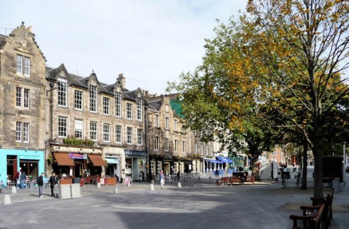Grassmarket nedenfor festningen er en meget hyggelig og populær plass, med mange pub’er og restauranter. Foto: © www.rampantscotland.com Grassmarket, Edinburgh, Skottland, Storbritannia