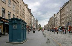 Edinburghs Royal Mile: High Street oppover mot katedalen St. Giles. Foto: © peter.stubbs@edinphoto.org.uk High Street, The Royal Mile, Edinburgh, Skottland, Storbritannia
