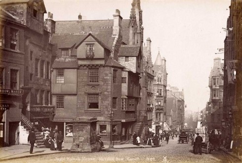 Jonh Knox House i nederste del av High Street er opprinnelig fra år 1490. Bilde fra ca 1890. Foto: © peter.stubbs@edinphoto.org.uk Jonh Knox House, Edinburgh, Skottland, Storbritannia