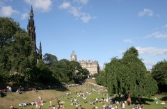 Edinburgh - Scott Monument og Balmoral Hotel ved Princes Street Gardens. Foto: © Edinburgh Inspiring Capital Scott Memorial, Edinburgh, Skottland, Storbritannia
