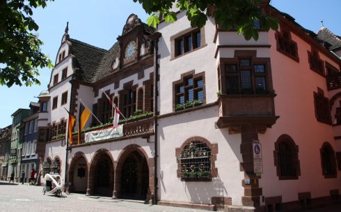 Fra den trivelige byen Freiburg i Schwarzwald, et grønt og kupert område med fjell opp til 1000 meters høyde. Freibur, Breslau, Schwarzwald