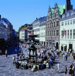Fra Amagertorv går du ned Højbro Plads til Slotsholmen, i hjertet av København. Foto: © Ireneusz Cyranek / copenhagenmediacenter.com Amagertorv, København, Sjælland, Danmark