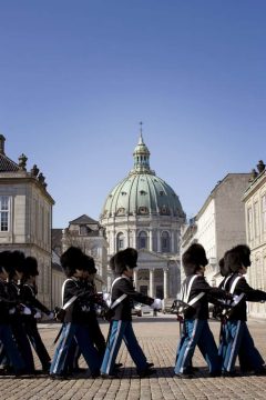 Amalienborgs vakter med Marmorkirken i bakgrunnen. Foto: © Tuala Hjarnø / copenhagenmediacenter.com Amalienborg, København, Sjælland, Danmark