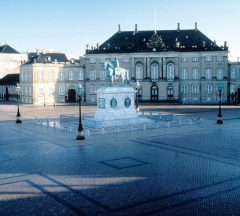 Midt på den åttekantede Amalienborg-plassen sitter Frederik den V. til hest. Foto: © Jens Lindhe / copenhagenmediacenter.com Amalienborg, København, Sjælland, Danmark