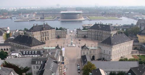 Amalienborg Slot sett fra en litt uvant vinkel - fra Marmorkirkens kuppel, med operaen i bakgrunnen. Foto: Paracel63 / Wikipedia Amalienborg, København, Sjælland, Danmark