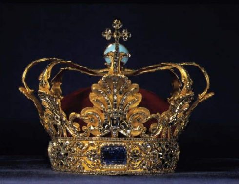 Christian den V.s krone er utstilt sammen med mange andre regalier i skattkammeret i Rosenborg Slots kjeller. Foto: © Rosenborg Slot Rosenborg Slot, København, Sjælland, Danmark