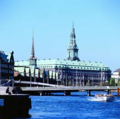 Slotsholmen med det storslåtte Christianborg Slot i sentrum av København er omgitt av kanaler. Foto: © Cees van Roeden / copenhagenmediacenter.com Slotsholmen, Christiansborg, København, Sjælland, Danmark