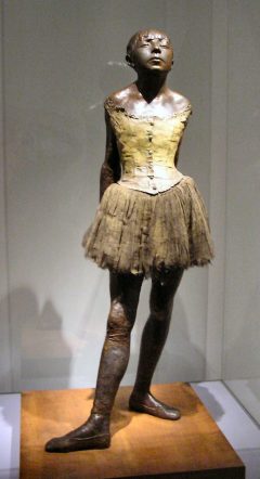 Ny Carlsberg Glyptotek i København - Danserinne med ballettskjørt, fjorten år - Skulptur fra år 1879–1881 i bronse, tyll og silkebånd av Edgar Degas. Foto: Gunnar Bach Pedersen / Wikipedia Ny Carlsberg Glyptotek, København, Sjælland, Danmark