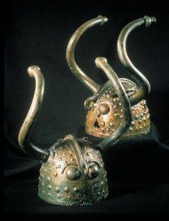 Nationalmuseet København - de to unike bronsealderhjelmene fra Veksø - cirka år 900-800 før Kristus. Foto: Nationalmuseet Nationalmuseet, København, Sjælland, Danmark