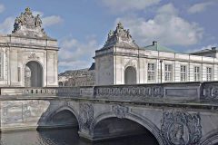 Marmorbroen fra år 1745 var tidligere hovedinngangen til Christiansborg i København. Foto: Henrik Jessen / Wikipedia Marmorbroen, Christiansborg, København, Sjælland, Danmark