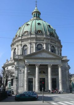 København - mange tror at Peterskirken i Roma har vært modell for Marmorkirken. Foto: Ib Rasmussen / Wikipedia Marmorkirken, København - fra idylliske Nyhavn