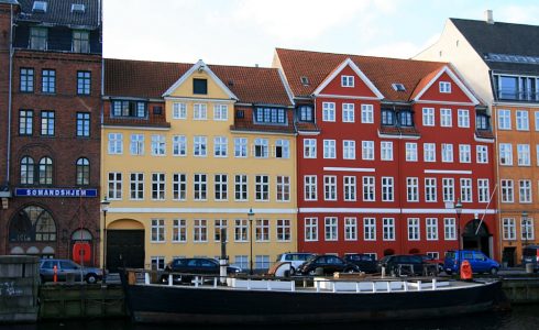 H.C. Andersen bodde fem år i det røde huset til høyre, adresse Nyhavn nr 20, oppført år 1845. Foto: Mahlum / Wikipedia Nyhavn, København, Sjælland, Danmark