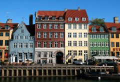 Det lille blå huset til venstre, Nyhavn nr 9, er såvidt vi forstår kvarterets eldste, oppført år 1681. Foto: Mahlum / Wikipedia Nyhavn, København, Sjælland, Danmark