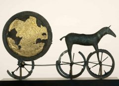 København Nationalmuseum - den berømte Solvognen fra bronsealderen, cirka 1.400 år før Kristus. Foto: © Nationalmuseet Nationalmuseum, København, Sjælland, Danmark
