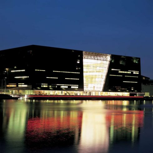 Ikke å undres at biblioteket kalles for Den Sorte Diamant. Foto: © Nicolai Perjesi / copenhagenmediacenter.com Den Sorte Diamant, København, Sjælland, Danmark