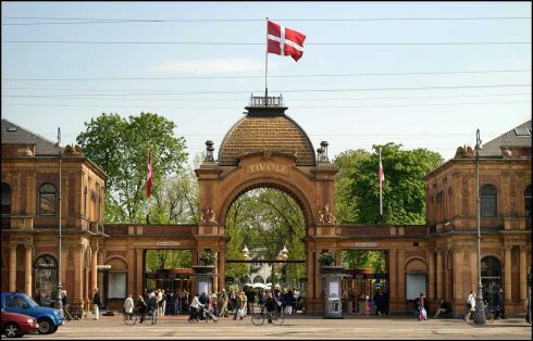 Dette inngangspartiet er vel kjent for de fleste barnefamilier som har besøkt København. Foto: © Tivoli / copenhagenmediacenter.com Tivoli, København, Sjælland, Danmark