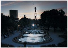 MC-akrobater på farten over fontenen i Københavns Tivoli. Foto: © Morten Bjarnhof / copenhagenmediacenter.com Tivoli, København, Sjælland, Danmark