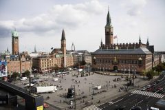 Tivoli ligger rett ved Rådhuspladsen i København - rådhuset til høyre på bildet. Foto: © Ty Stange / copenhagenmediacenter.com Rådhusplassen, København, Sjælland, Danmark