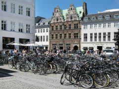 København - sykkelen er innbyggernes transportmiddel fremfor noe - Strøget krysser Amager Torv ved designer Georg Jensen. Strøget, København, Sjælland, Danmark