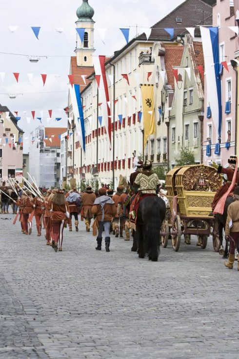 Landshuter Fürstenhochzeit arrangeres over 3 uker i månedsskiftet juni- juli, hvert fjerde år. Neste gang det finner sted er i år 2013. Landshuter Fürstenhochzeit, Landshut, Bayern, Altstadt, Neustadt, barokk, Historisk, Middelalder, Markt, Burg Trausnitz, Sør-Tyskland, Tyskland