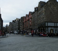 Oppover Lawnmarket i Edinburghs Old Town, sett fra katedralen - tårnet til Camera Obscura øverst. Foto: Thomas Nugent / Wikipedia Lawnmarket, Edinburgh, Skottland, Storbritannia