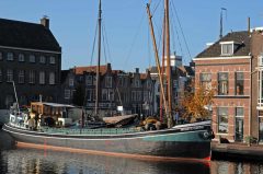 I Leiden var elven Rijn og kanalene i tidligere tider viktige vannveier for byens livlige handelsvirksomhet. Foto: © Pieter Haringsma / www.picturesofholland.nl Rijn, kanaler, Leiden, Zuid-Holland, Sør-Nederland, Nederland