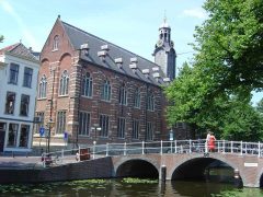 Leidens universitetsbygning Academiegebouw ligger ved byens mest kjente kanal, Rapenburg. Foto: Leiden Marketing Academiegebouw, Leiden, Zuid-Holland, Sør-Nederland, Nederland