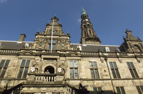 Stadthuis har beholdt sin originalfasade fra år 1595, til tross for at bygningen brant i år 1929. Foto: Leiden Marketing Stadhuis, rådhus, Leiden, Zuid-Holland, Sør-Nederland, Nederland