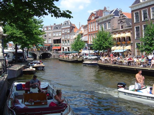 Kanaler, fritidsbåter, prammer med servering og et yrende folkeliv - det er gamle Leiden i et nøtteskall. Foto: Leiden Marketing Kanaler, Leiden, Zuid-Holland, Sør-Nederland, Nederland