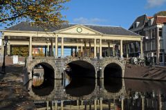Det er mulig å seile under den klassisistiske Kornbrug. Foto: © Pieter Haringsma / www.picturesofholland.nl Kornbrug, Leiden, Zuid-Holland, Sør-Nederland, Nederland