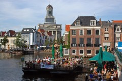 Den klassisistiske kirken midt på bildet heter Hartebrug Kerk. Foto: © Pieter Haringsma / www.picturesofholland.nl Hartebrug Kerk, Leiden, Zuid-Holland, Sør-Nederland, Nederland
