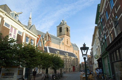 Hooglandse Kerk fra 1377 i sengotisk stil. Legg merke til husrekken som er bygd inntil kirken. Foto: Leiden Marketing/ Goos van der Veen Hooglandse Kerk, Leiden, Zuid-Holland, Sør-Nederland, Nederland