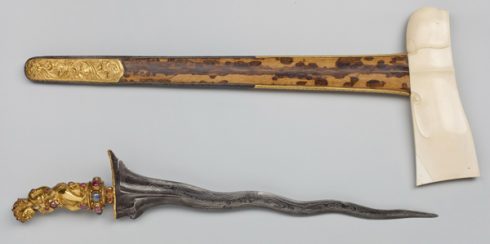 Gullbelagt øks og dagger fra Bali inngår i utstillingene til det etnologiske riksmuseet i Leiden. Foto: Rijksmuseum voor Volkenkunde Rijksmuseum voor Volkenkunde, Leiden, Zuid-Holland, Sør-Nederland, Nederland